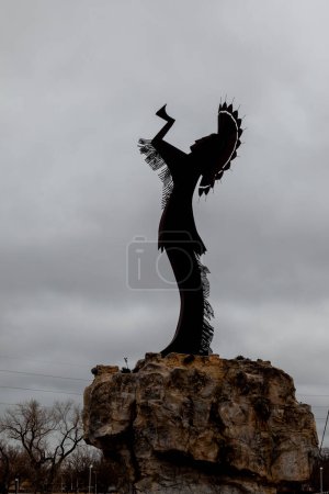 Téléchargez les photos : Wichita, Kansas, États-Unis - 22 mars 2022 : La silhouette de Keeper of the Plains Sculpture à Wichita, Kansas, États-Unis, une statue au confluent des rivières Arkansas et Little Arkansas. - en image libre de droit