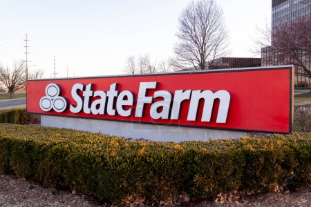 Téléchargez les photos : Bloomington, Illinois, États-Unis - 26 mars 2022 : Panneau State Farm à Bloomington, Illinois, États-Unis. State Farm Insurance est un grand groupe de mutuelles d'assurance. - en image libre de droit