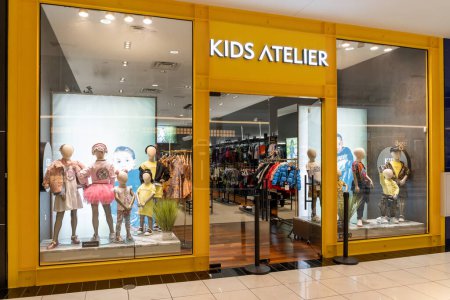 Téléchargez les photos : Houston, Texas, États-Unis - 25 février 2022 : Un magasin Kids Atelier signe dans un centre commercial. Kids Atelier est un magasin de vêtements pour enfants. - en image libre de droit