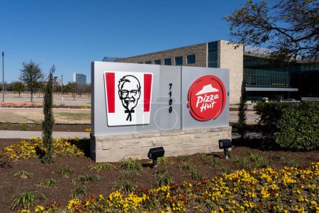 Téléchargez les photos : Plano, Texas, États-Unis - 19 mars 2022 : Pizza Hut et logo KFC au centre d'excellence du restaurant à Addison, Texas, États-Unis. Pizza Hut et KFC sont deux Yum ! Marques. - en image libre de droit