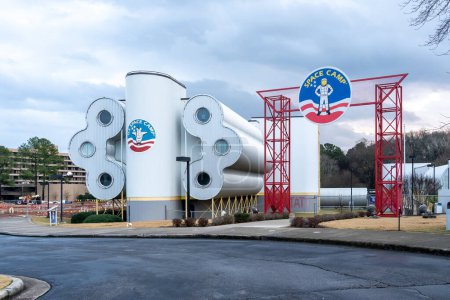 Téléchargez les photos : Huntsville, Alabama, États-Unis - 29 décembre 2021 : Vue extérieure du Space and Rocket Center des États-Unis à Huntsville, Alabama, États-Unis, un musée exploité par le gouvernement de l'Alabama. - en image libre de droit