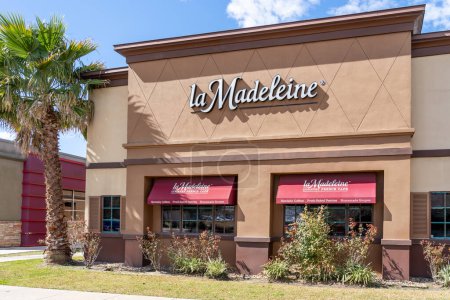Téléchargez les photos : Pearland, Texas, USA - 19 février 2022 : Un restaurant La Madeleine à Pearland, Texas, USA. La Madeleine est une chaîne de restaurants américaine. - en image libre de droit