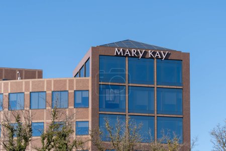 Téléchargez les photos : Addison, Texas, États-Unis - 19 mars 2022 : Mary Kays signe sur le bâtiment à son siège social à Addison, Texas, États-Unis. Mary Kay Inc. est une entreprise privée américaine de marketing multi-niveaux. - en image libre de droit