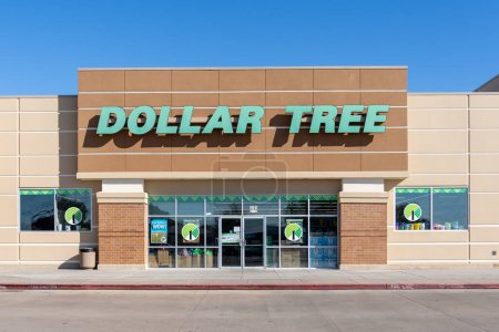 Foto de Houston, Texas, EE.UU. - 13 de marzo de 2022: Una tienda Dollar Tree en Houston, Texas, EE.UU. el 13 de marzo de 2022. Dollar Tree es una cadena multiprecio de tiendas de variedades de descuento. - Imagen libre de derechos