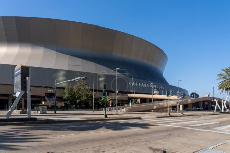 Foto de Nueva Orleans, Luisiana, EE.UU. - 12 de febrero de 2022: Edificio Caesars Superdome en Nueva Orleans, Luisiana, EE.UU. Caesars Superdome es un estadio polivalente. - Imagen libre de derechos