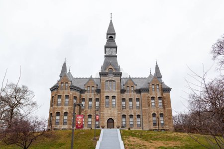 Téléchargez les photos : Parkville, Missouri, États-Unis - 23 mars 2022 : Mackay Hall au campus de l'Université Park à Parkville, Missouri, États-Unis. Fondée en 1875, l'Université Park est une université privée. - en image libre de droit