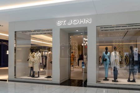 Téléchargez les photos : Houston, Texas, États-Unis - 25 février 2022 : Magasin St. John dans un centre commercial. St. John est une marque de mode américaine de luxe spécialisée dans les tricots pour femmes. - en image libre de droit