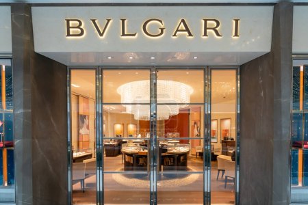 Foto de Houston, Texas, EE.UU. - 25 de febrero de 2022: Primer plano del letrero de la tienda Bulgari en un centro comercial. Bulgari es una casa de moda italiana de lujo. - Imagen libre de derechos