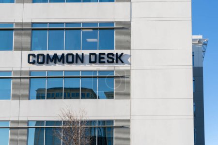Foto de Dallas, Texas, Estados Unidos - 19 de marzo de 2022: Firma de Common Desk en el edificio en Dallas, Texas, Estados Unidos. Common Desk cuenta con espacios de trabajo flexibles y asequibles, oficinas privadas y salas de reuniones en alquiler. - Imagen libre de derechos