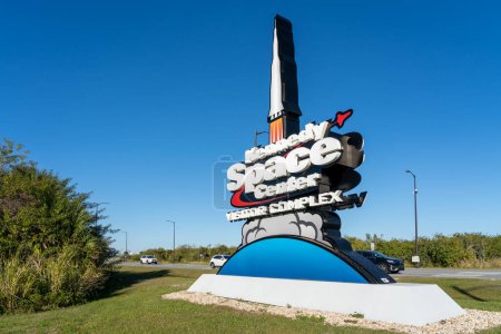 Foto de Merritt Island, Florida, Estados Unidos - 15 de enero de 2022: Kennedy Space Center Visitor Complex sign is shown in Merritt Island, Florida, USA, the visitor center at NASA 's Kennedy Space Center. - Imagen libre de derechos