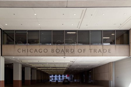 Téléchargez les photos : Chicago, Illinois, États-Unis - 28 mars 2022 : Un signe du Chicago Board of Trade est vu. Le Chicago Board of Trade est l'un des plus anciens marchés à terme et bourses d'options au monde.. - en image libre de droit