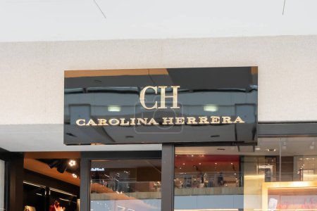 Téléchargez les photos : Houston, Texas, États-Unis - 25 février 2022 : Boutique CH Carolina Herrera dans un centre commercial. CH Carolina Herrera est un détaillant vendant la mode haut de gamme du designer et des accessoires pour femmes. - en image libre de droit