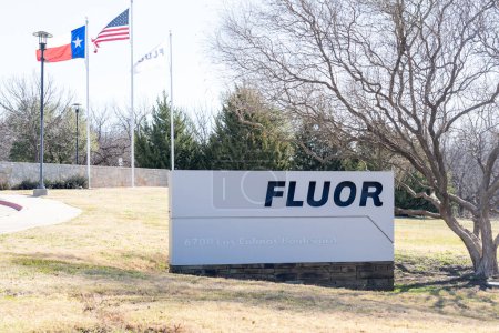 Téléchargez les photos : Irving, TX, États-Unis - 20 mars 2022 : Un panneau de sol à proximité de Fluor est vu à son siège social à Irving, Texas, États-Unis, une entreprise mondiale d'ingénierie, d'approvisionnement, de fabrication, de construction et de maintenance. - en image libre de droit