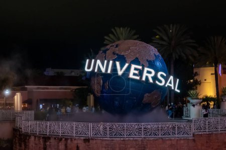 Foto de ORLANDO, FL, USA - 27 ENE 2019: Universal Globe por la noche en la entrada del Universal Studios Park en Orlando, Florida, USA. - Imagen libre de derechos