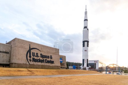 Foto de Huntsville, Alabama, Estados Unidos - 29 de diciembre de 2021: La vista exterior del Centro Espacial y Cohete de Estados Unidos en Huntsville, Alabama, Estados Unidos, un museo operado por el gobierno de Alabama. - Imagen libre de derechos