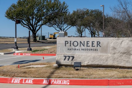 Téléchargez les photos : Irving, TX, États-Unis - 20 mars 2022 : Un panneau de terre près de Pioneer Natural Resources est vu à son siège social à Irving, Texas, États-Unis. Pioneer est une société américaine engagée dans l'exploration des hydrocarbures. - en image libre de droit