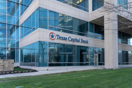 Foto de Plano, Texas, Estados Unidos - 19 de marzo de 2022: Firma del logotipo del Texas Capital Bank en su edificio de oficinas en Plano, Texas, Estados Unidos. Texas Capital Bank es un banco comercial estadounidense. - Imagen libre de derechos