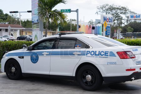 Foto de Miami, Florida, Estados Unidos - 2 de enero de 2022: Un coche de la policía en Miami, Florida, Estados Unidos. - Imagen libre de derechos