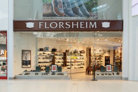 Téléchargez les photos : Orlando, Floride, États-Unis - 27 janvier 2022 : Un magasin de chaussures Florsheim dans un centre commercial à Orlando, Floride, États-Unis. La Florsheim Shoe Company a été fondée en 1892 par Milton S. Florsheim à Chicago. - en image libre de droit