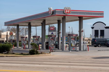 Foto de Houston, Texas, Estados Unidos - 2 de marzo de 2022: Una gasolinera Phillips 66 en Houston, Texas, Estados Unidos. Phillips 66 Company es una multinacional americana de energía.. - Imagen libre de derechos