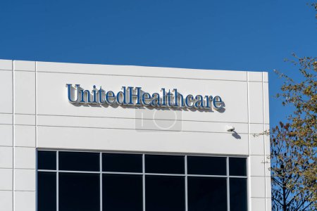 Téléchargez les photos : Irving, Texas, USA - 20 mars 2022 : Signature UnitedHealthcare sur leur immeuble de bureaux à Irving, Texas, USA. UnitedHealthcare est une compagnie d'assurance maladie américaine. - en image libre de droit