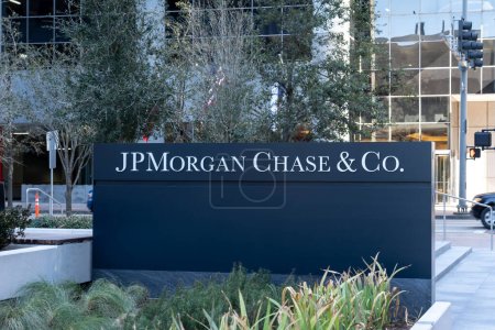 Foto de Houston, Texas, EE.UU. - 27 de febrero de 2022: La entrada al edificio de oficinas JPMorgan Chase Co.s en Houston. JPMorgan Chase Co. es un banco multinacional de inversión y servicio financiero estadounidense. - Imagen libre de derechos