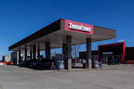 Téléchargez les photos : Bensenville, Illinois, États-Unis - 27 mars 2022 : Un Thorntons dans une station-service. Thorntons LLC est une chaîne américaine d'essence et de dépanneurs. - en image libre de droit