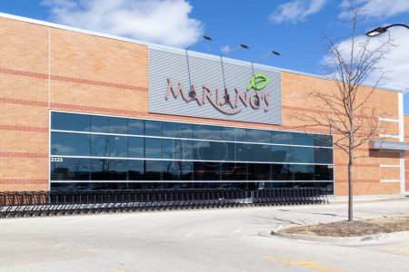 Photo for Northbrook, Illinois, USA - March 27, 2022: A Mariano's supermarket in Northbrook, Illinois, USA. Mariano's is a Midwestern grocery store chain owned by Kroger. - Royalty Free Image
