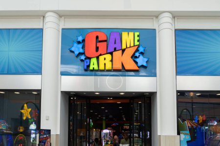 Téléchargez les photos : Orlando, Floride, États-Unis - 27 janvier 2022 : Magasin Game PARK dans un centre commercial à Orlando, Floride, États-Unis. Game PARK est un espace de divertissement familial. - en image libre de droit