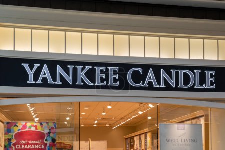 Foto de Orlando, Florida, USA - 27 de enero de 2022: Yankee Candle store at a shopping mall in Orlando, Florida, USA. Yankee Candle Company es un fabricante y minorista estadounidense de velas perfumadas.. - Imagen libre de derechos