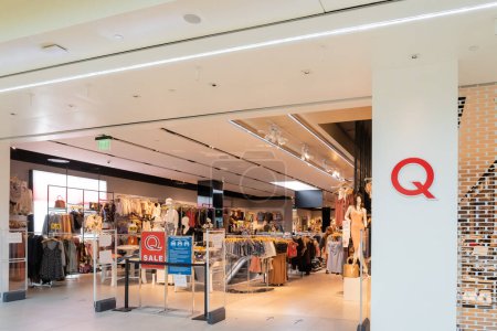 Foto de Houston, Texas, Estados Unidos - 25 de febrero de 2022: Tienda de moda Q en un centro comercial. Shop Q lleva ropa, zapatos y accesorios para mujer. - Imagen libre de derechos