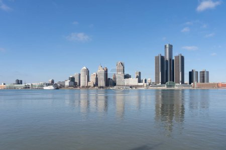 Téléchargez les photos : Windsor, Ontario, Canada - Le 26 décembre 2021 : Vue de l'horizon de Detroit, Michigan depuis le sentier Riverfront à Windsor, Ontario, Canada. - en image libre de droit