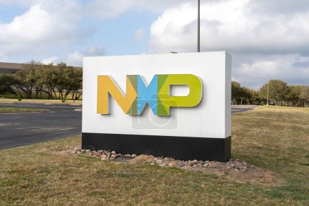 Foto de Austin, Texas, Estados Unidos - 17 de marzo de 2022: Primer plano del cartel de NXP en su planta de fabricación en Austin, Texas, Estados Unidos. NXP Semiconductors N.V. (NXP) es un diseñador y fabricante holandés de semiconductores.. - Imagen libre de derechos