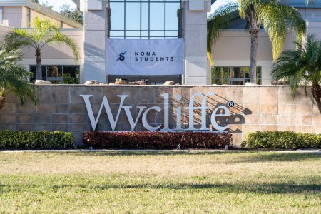 Foto de Orlando, Florida, Estados Unidos - 30 de enero de 2022: Wycliffes firma en su sede en Orlando, Florida, Estados Unidos. Wycliffe Bible Translators USA es una organización interconfesional sin fines de lucro. - Imagen libre de derechos