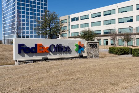 Foto de Plano, TX, Estados Unidos - 19 de marzo de 2022: Sede de FedEx Office en Addison, TX, Estados Unidos. FedEx Office Print Ship Services Inc es una cadena minorista estadounidense que ofrece un punto de venta para FedEx Express y FedEx Ground - Imagen libre de derechos