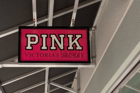 Foto de Houston, Texas, Estados Unidos - 2 de marzo de 2022: PINK Victoria 's Secret letrero colgado en un centro comercial en Houston, Texas, Estados Unidos. Pink es una línea de lencería y ropa de Victoria 's Secret. - Imagen libre de derechos