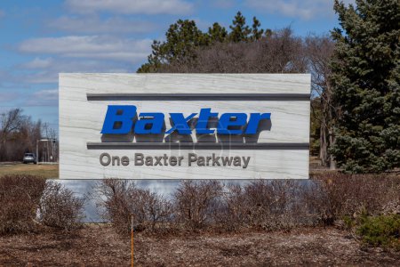 Téléchargez les photos : Deerfield, Illinois, États-Unis - 27 mars 2022 : Panneau de terre pour le siège social de Baxter à Deerfield, Illinois, États-Unis. Baxter International Inc. est une multinationale américaine du secteur de la santé. - en image libre de droit