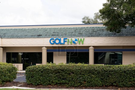Téléchargez les photos : Logo Golf Now sur un bâtiment - en image libre de droit
