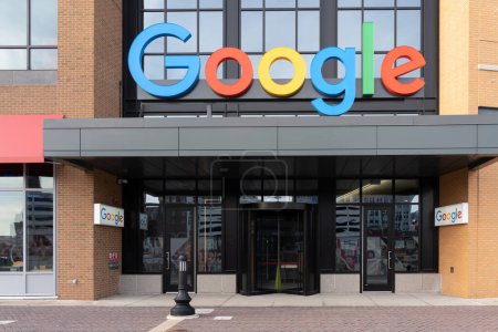 Téléchargez les photos : Detroit, Michigan, USA - Décembre 26, 2021 : Google logo signe sur son immeuble de bureaux à Detroit, Michigan, USA, Google LLC est une société multinationale américaine de technologie. - en image libre de droit