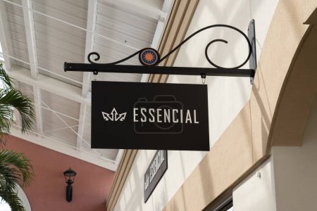 Foto de Orlando, Florida, EE.UU. - 21 de enero de 2022: El letrero colgante de la tienda Essencial se ve en Orlando, Florida. Essencial Caps es un proveedor especialista mundial en sombreros. - Imagen libre de derechos