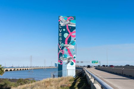 Téléchargez les photos : Galveston, Texas, États-Unis - 12 mars 2022 : Un panneau de bienvenue à Galveston près de l'autoroute du Golfe à Galveston, Texas, États-Unis le 12 mars 2022. Galveston est une ville insulaire sur la côte du golfe du Texas. - en image libre de droit