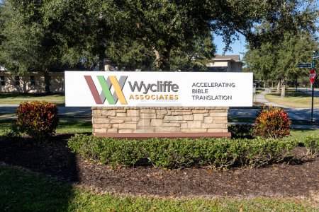 Téléchargez les photos : Orlando, Floride, États-Unis - 30 janvier 2022 : Wycliffes signe à son siège social à Orlando, Floride, États-Unis. Wycliffe Bible Translators USA est une organisation interconfessionnelle à but non lucratif. - en image libre de droit