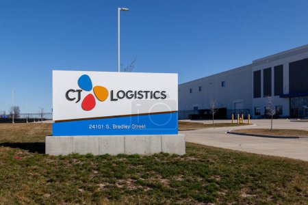 Foto de Des Plaines, Illinois, Estados Unidos - 27 de marzo de 2022: Sede de CJ Logistics America en Des Plaines, Illinois, Estados Unidos. CJ Logistics ofrece servicios de logística y gestión de la cadena de suministro de terceros. - Imagen libre de derechos