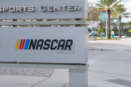 Téléchargez les photos : Daytona Beach, Floride, États-Unis - 13 janvier 2022 : Signature de la NASCAR à leur siège social à Daytona Beach, Floride, États-Unis. NASCAR est une société américaine de sanction et d'exploitation de courses automobiles. - en image libre de droit
