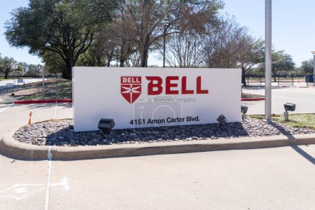 Téléchargez les photos : Fort Worth, Texas, États-Unis - 19 mars 2022 : Le signe de terre pour la compagnie Bell Textron à Fort Worth, TX, États-Unis. Bell Textron Inc. est un fabricant américain d'aérospatiale. - en image libre de droit