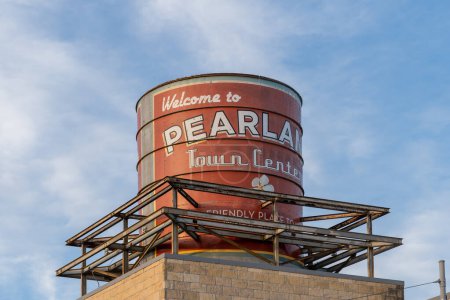 Foto de Pearland, Texas, Estados Unidos - 10 de marzo de 2022: Pearland Town Center firma en el edificio en Texas, Estados Unidos. Pearland Town Center es un concepto de centro de estilo de vida centro comercial regional - Imagen libre de derechos