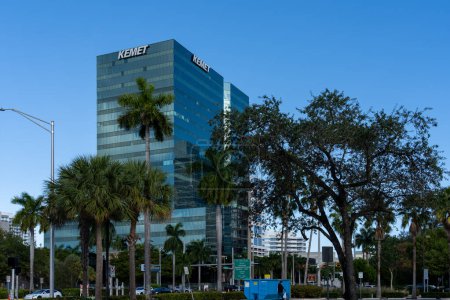 Foto de Fort Lauderdale, FL, Estados Unidos - 2 de enero de 2022: La sede de KEMET se muestra en Fort Lauderdale, FL, Estados Unidos. KEMET es una empresa americana que fabrica una amplia selección de tecnologías de condensadores. - Imagen libre de derechos