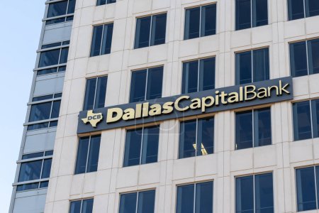 Téléchargez les photos : Dallas, Texas, USA - 19 mars 2022 : Siège de la Dallas Capital Bank à Dallas, TX, USA. Dallas Capital Bank est une banque commerciale américaine. - en image libre de droit