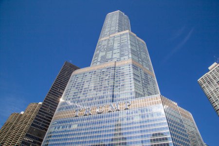 Téléchargez les photos : Chicago, Illinois, États-Unis - 28 mars 2022 : Trump International Hotel building in Chicago. Trump International Hotel est un gratte-ciel condo-hôtel. - en image libre de droit