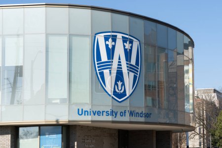 Téléchargez les photos : Windsor, Ontario, Canada - Le 26 décembre 2021 : Panneau-logo de l'Université de Windsor sur le campus de Windsor, Ontario, Canada. L'Université de Windsor est une université publique de recherche. - en image libre de droit